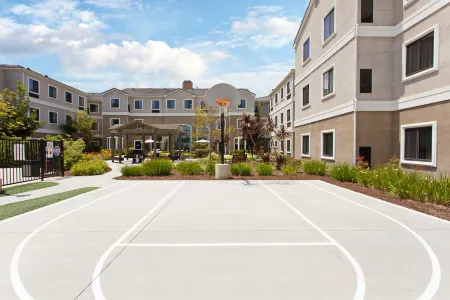 Staybridge Suites Irvine East/Lake Forest Отели рядом с достопримечательностью «Lake Forest Lake»