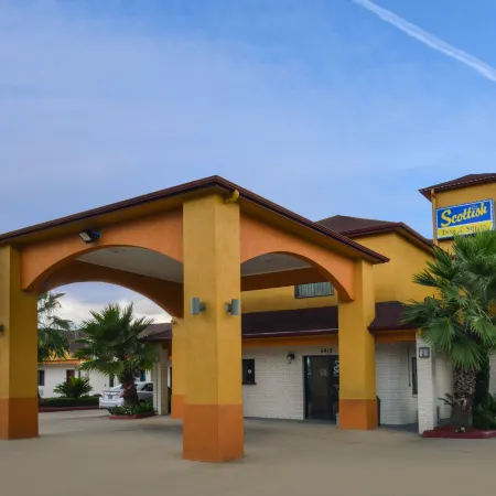 Scottish Inn and Suites Highway Six South Отели рядом с достопримечательностью «Торговый центр "Уэст-Оукс"»