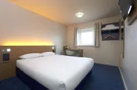 Travelodge Hotel - Basildon St Andrew With Holy Cross C Of E Church 주변 호텔