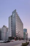 Hotel Uri& Hotel dekat Star City Mall