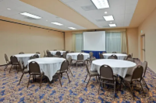 홀리데이 인 익스프레스 호텔 & 스위트 애스토리아