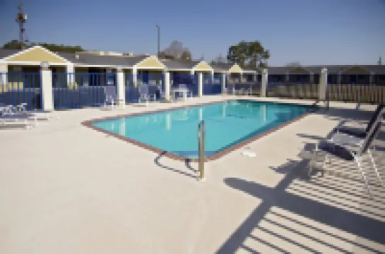 Rodeway Inn & Suites