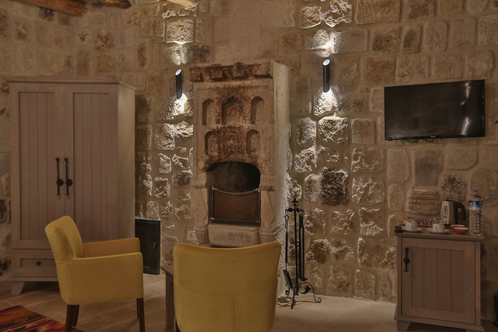 Acropolis Cave Suites