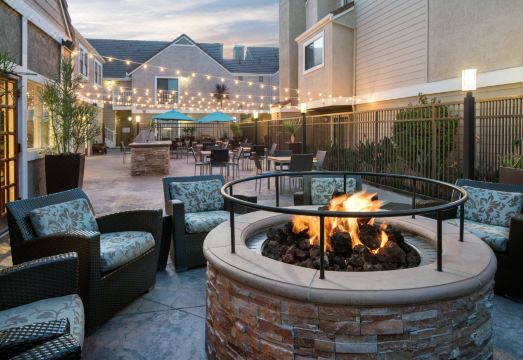 Residence Inn Long Beach의 편안하고 넓은 객실 사진