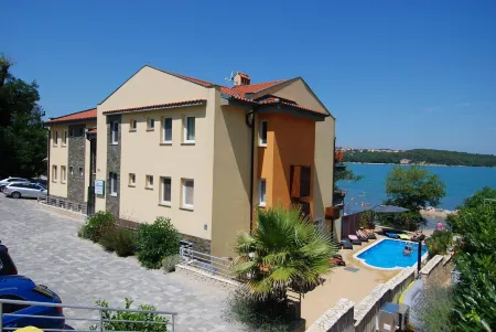 Soline Bay Seashore Residence Отели в г. Њивице