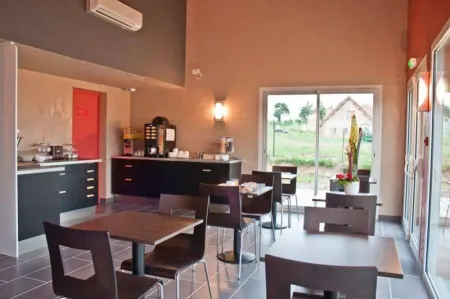 Hôtel Cantal Cottages Отели в г. Аллёз