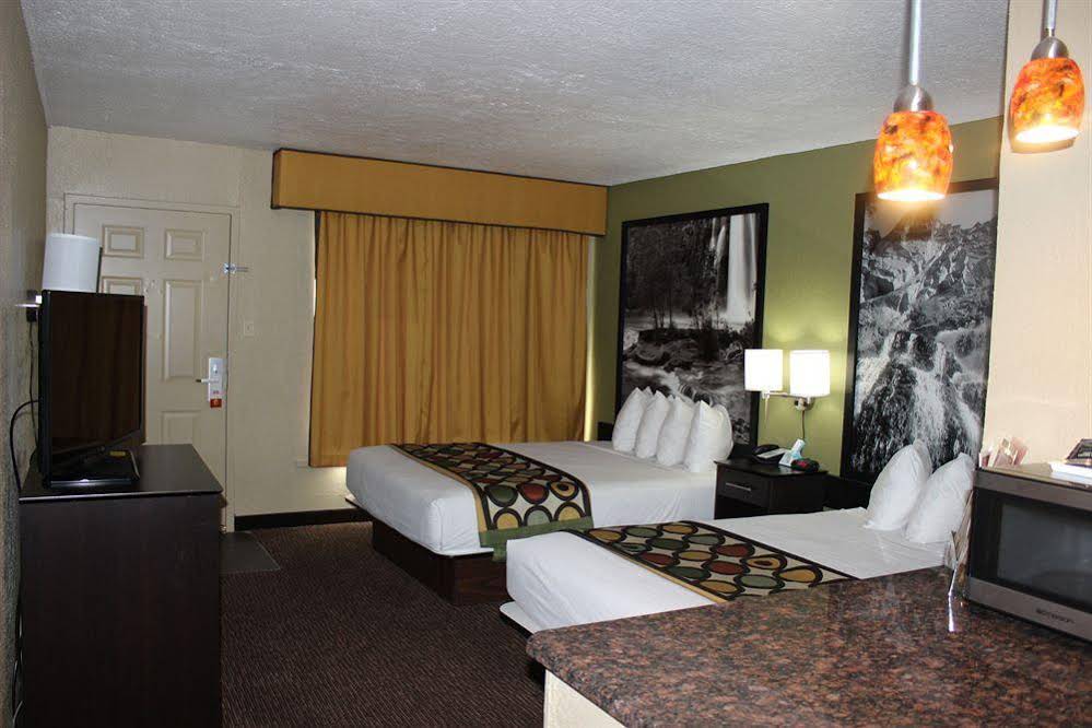 Super 8 by Wyndham Conference Center Nau/Downtown