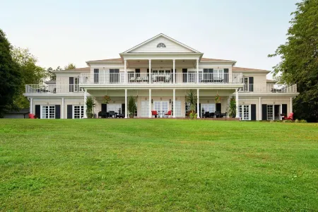 Somerset - A Private Retreat Отели рядом с достопримечательностью «Сентенниал Лилак Гарден»