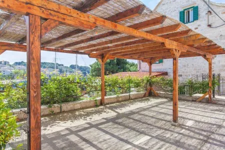 Villa Bonaca Cozy Family & Friends Retreat with Heated Pool Отели в г. Zadvarje