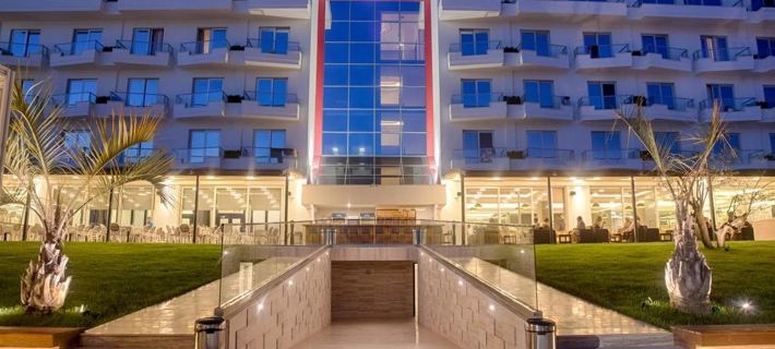 Premium Beach Hotel Hotele w: Golem