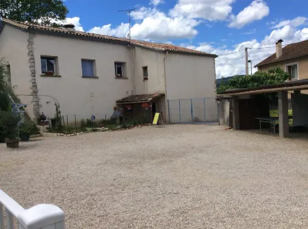 Les Fleurs Bleues Отели в г. Мандагу