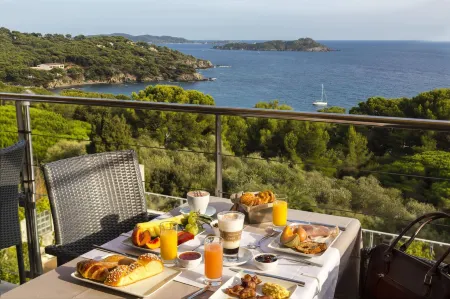 Hôtel le Provençal renové en 2025 - Bord de Mer Отели рядом с достопримечательностью «Le port de l'ile de Porquerolles»