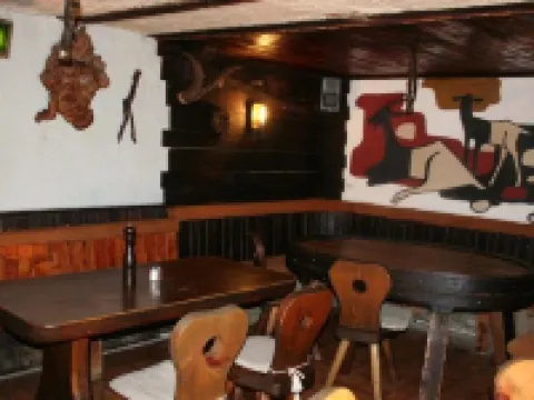 โรงแรมทิปปิคัลลี่สวิส เทแชร์โฮฟ โรงแรมในTasch