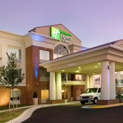 Holiday Inn Express & Suites ALEXANDRIA - FORT BELVOIR by IHG Hotels near Cameron Run Regional Park