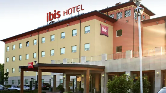 Ibis Como