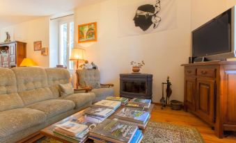 a cozy living room with a couch , a coffee table , and a rug on the floor at Casa Alta