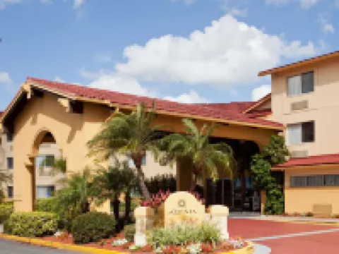 La Quinta Inn & Suites by Wyndham St. Pete-Clearwater Airpt Hotels in Feather Sound