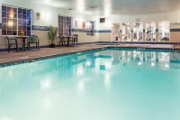 La Quinta Inn & Suites by Wyndham Eugene - Kolam Renang