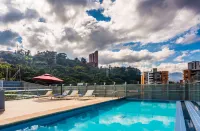 La Quinta by Wyndham Medellin - Kolam Renang