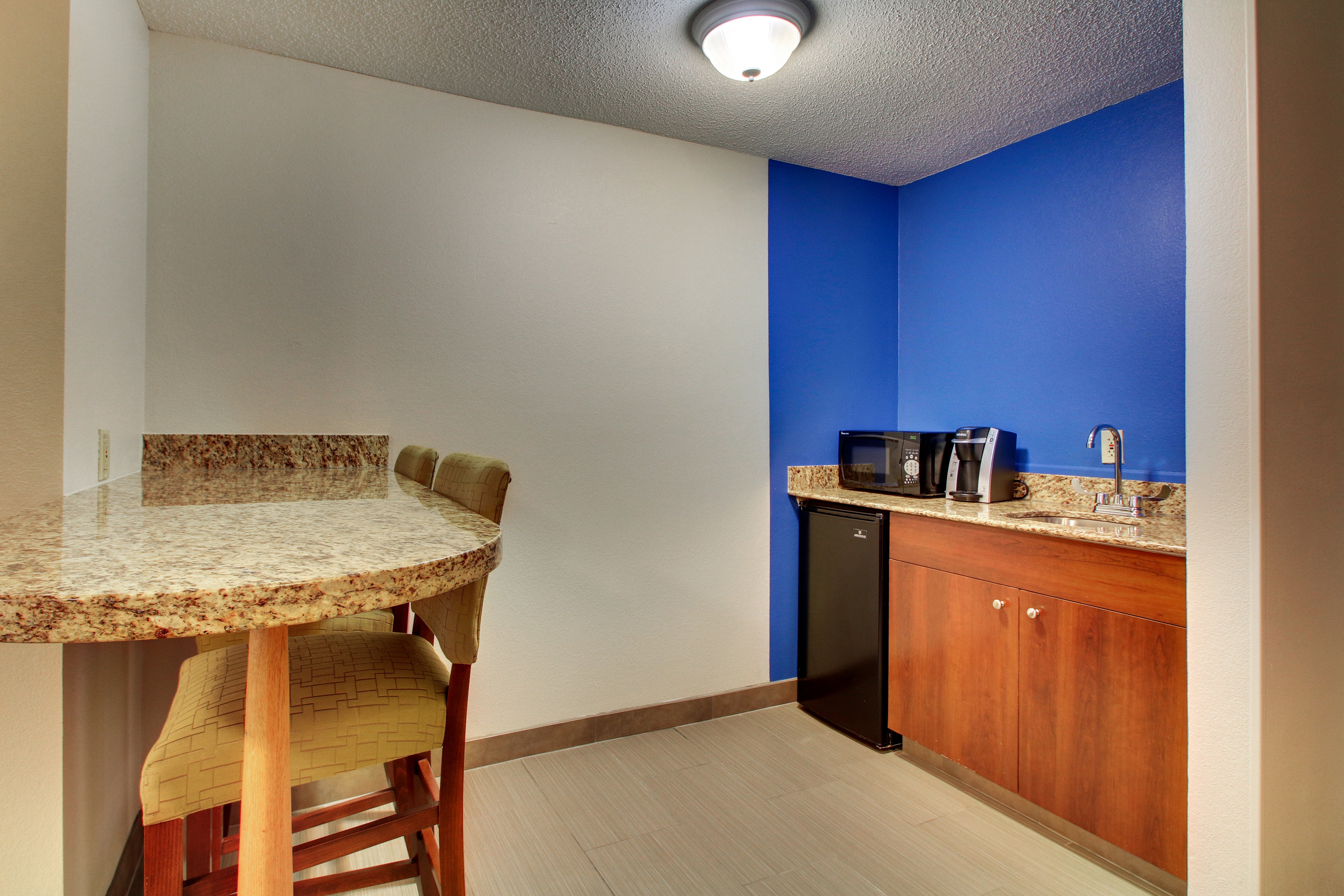 Holiday Inn Express & Suites - Lincoln East - White Mountains, an Ihg Hotel