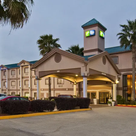 Holiday Inn Express & Suites LAKE CHARLES by IHG Отели рядом с достопримечательностью «Север Бич»