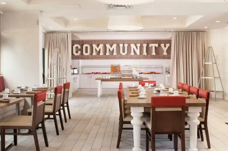 Delta Hotels by Marriott Orlando Lake Buena Vista Отели рядом с достопримечательностью «Characters in Flight»