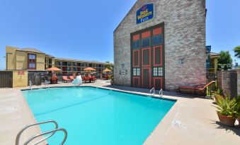 Best Western Plus Raffles Inn & Suites