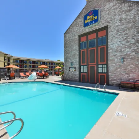 Best Western Plus Raffles Inn & Suites