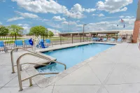 La Quinta Inn & Suites by Wyndham Wichita Airport - Rooftop Pools