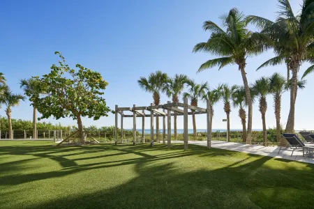 Carillon Miami Wellness Resort Отели рядом с достопримечательностью «Майами-Бич Ботаникал Гарден»