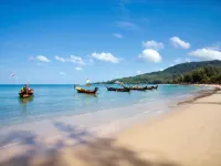 Radisson Resort and Suites Phuket Hôtels à proximité de : Plage de Laem Sing