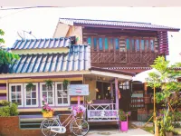 บ้านชมพู่อัมพวา - 2 ดาว