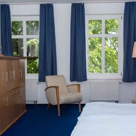 Hafenhotel zu Putbus Отели в г. Путбус