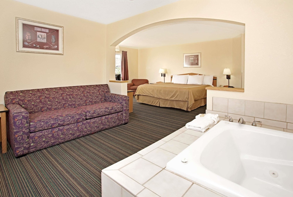 Days Inn & Suites by Wyndham Castle Rock