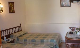 Hostal Las Encinas - Housity