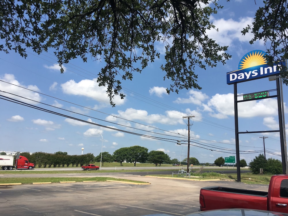 Days Inn by Wyndham Sherman