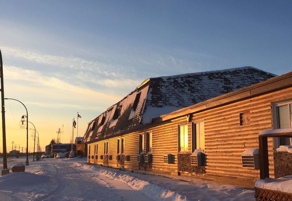 Kettle River Inn & Suites - Housity