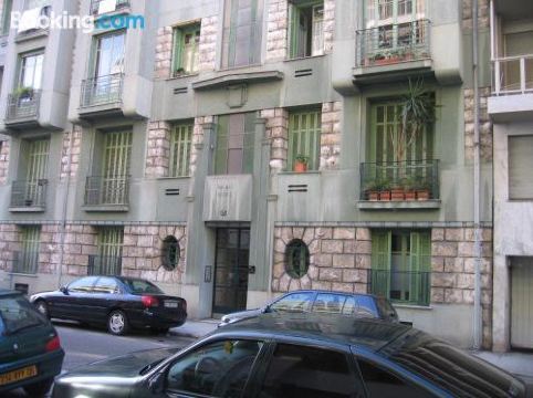 니스의 평화로운 정원 전경