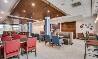 Holiday Inn Express & Suites Dallas North - Addison