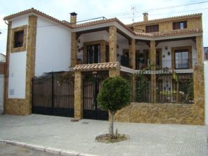 House with 3 Bedrooms in Cordobilla, with Wonderful Lake View, Private Pool, Enclosed Garden