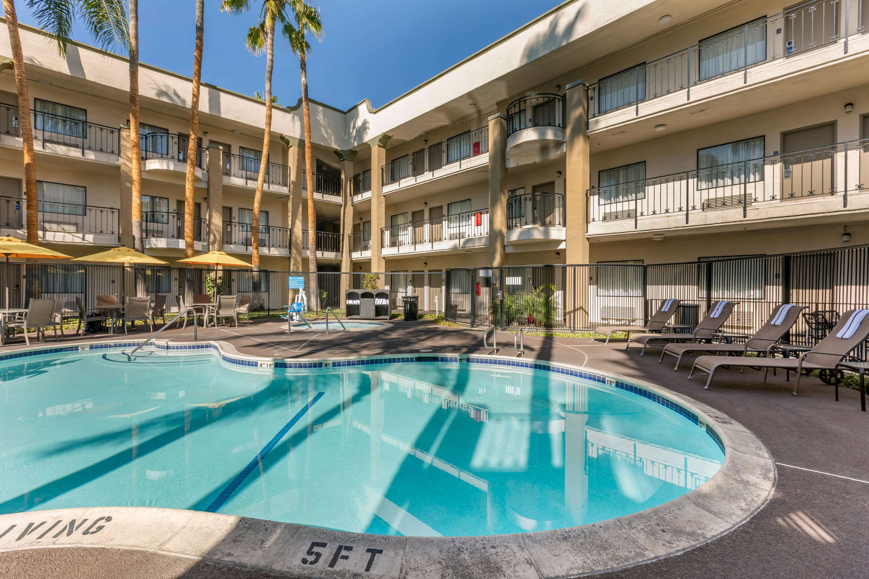 Comfort Inn & Suites Orange County John Wayne Airport