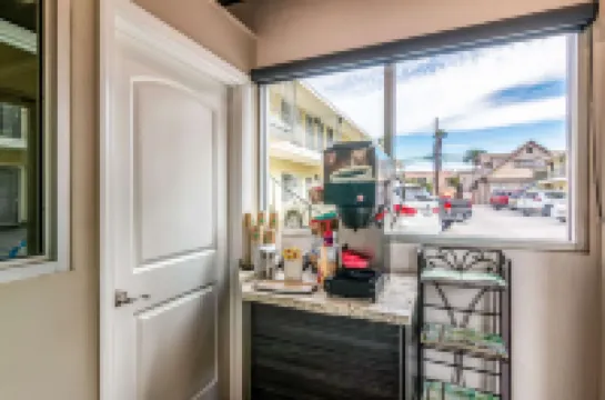 Inn at 50 - Long Beach Convention Center