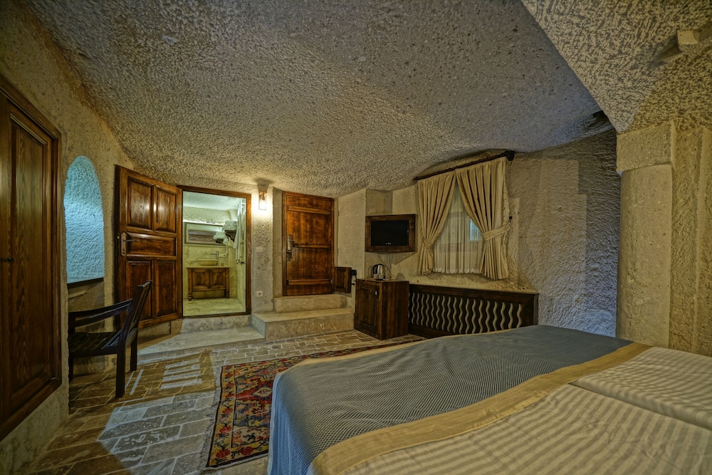 Castle Cave Hotel