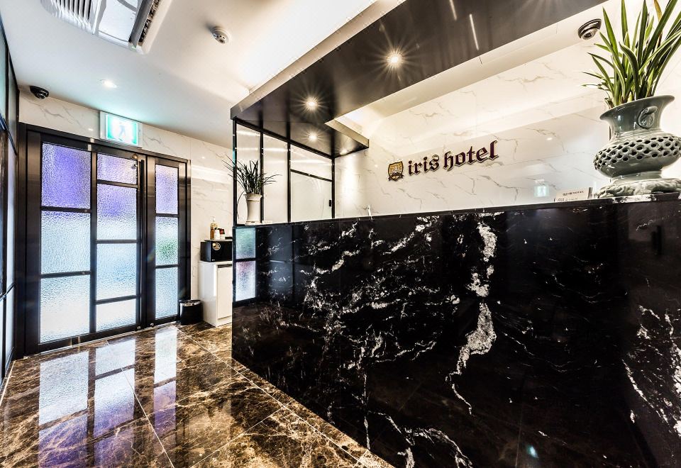 아이리스 호텔 영등포의 깔끔하고 모던한 객실 내부 사진