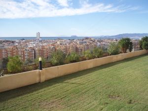 Fabuloso apartamento con la mejor vista de la ciudad. Zona tranquila, corta dist