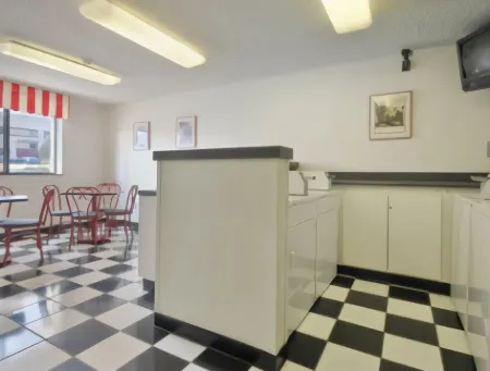 Super 8 by Wyndham Columbus Airport Отели рядом с достопримечательностью «Columbus State University Department of Theater»