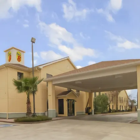 Super 8 by Wyndham Lake Charles/Sulphur Отели рядом с достопримечательностью «Север Бич»