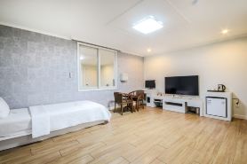 Muan White House Hotel