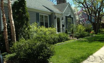 Moore House Bed and Breakfast - Housity