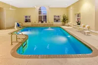 La Quinta Inn & Suites by Wyndham Milwaukee Delafield Hotels in Delafield
